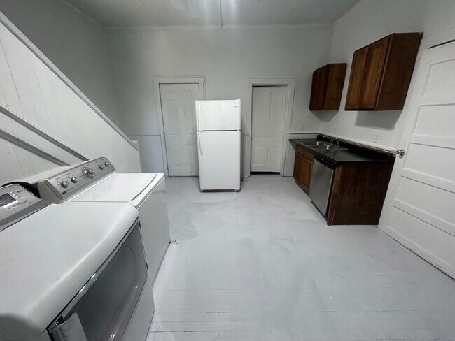 Building Photo - 110 Huger St