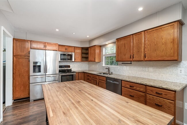 Building Photo - Charming One-Level Home in Quiet Cul-de-Sa...