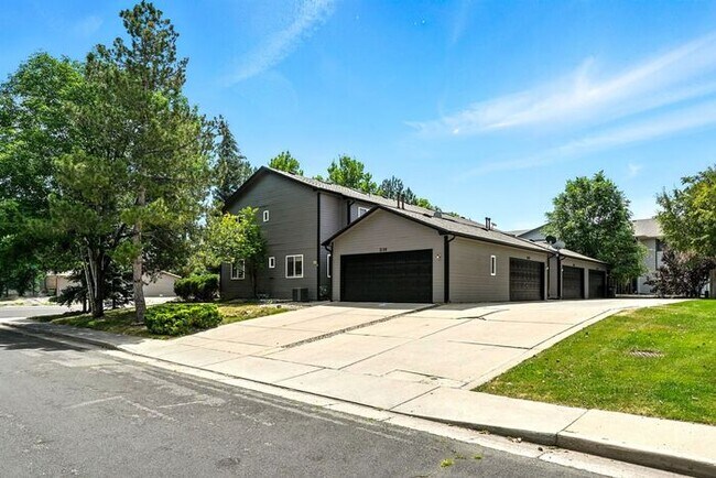 Building Photo - Lovely 3 Bed/2.5 Bath Townhome in Southwes...