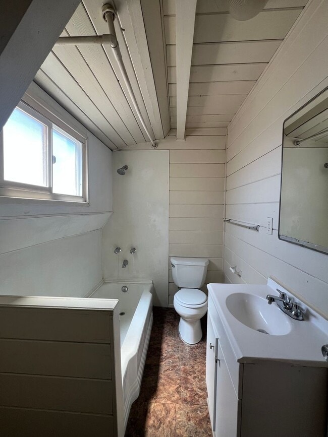 Building Photo - Cozy 1 Bedroom Apartment Located Near Free...