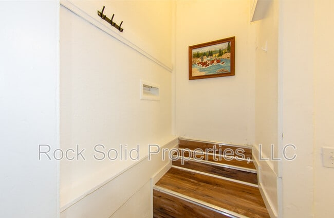 Building Photo - 516 E 6th St