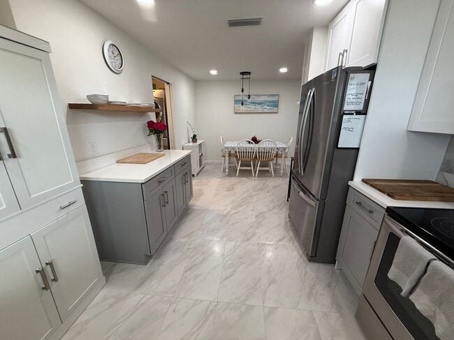 Building Photo - Updated 2 Bedroom 2 Bathroom House