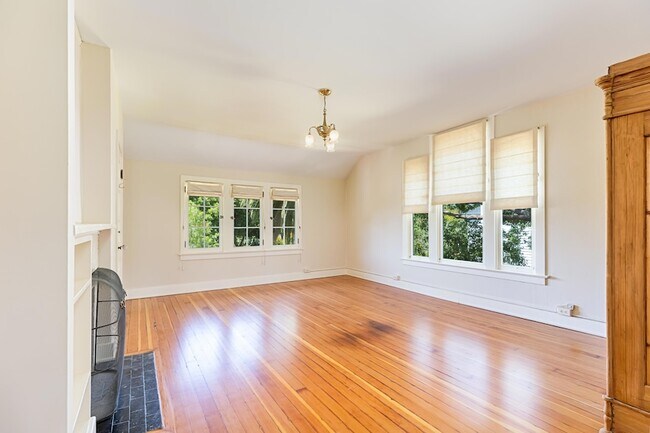 Building Photo - 1814 Anacapa St