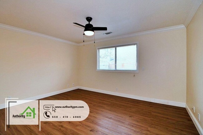 Building Photo - 256 Newport Dr