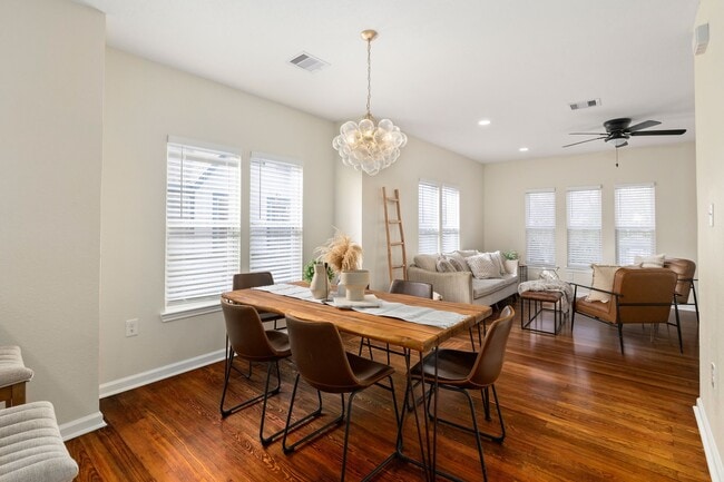 Building Photo - 102 E Val Verde St