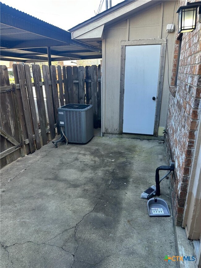 Building Photo - 207 Palmwood Dr