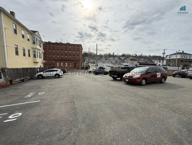 Building Photo - 1556 N Main St