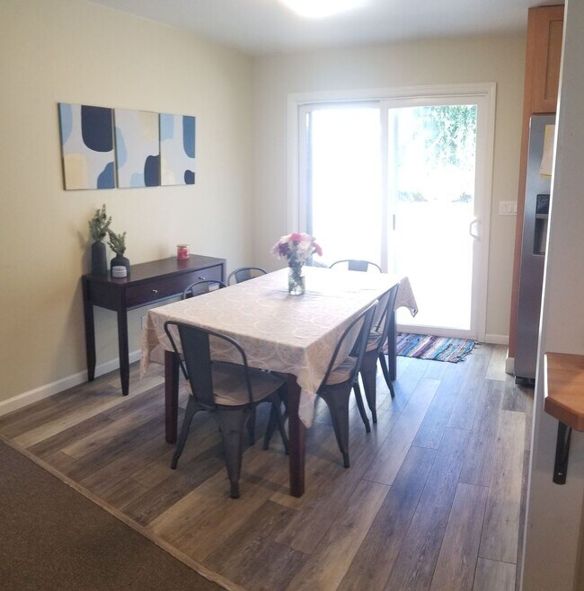 Building Photo - Immaculate 5 Bedroom 3 bath home with beautiful hill views!