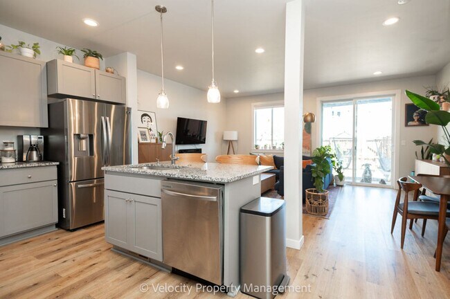 Building Photo - Light and Bright Townhome in NW Redmond!