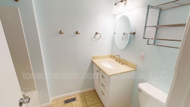 Building Photo - 107 Summerglen Dr