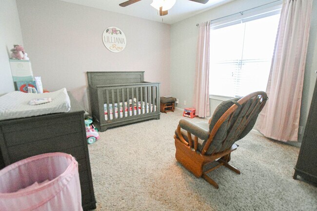 Building Photo - Pet Friendly Five Bedroom!