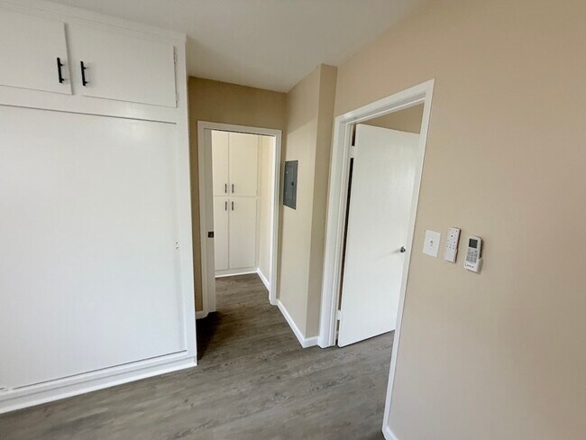 Building Photo - 414 N San Gabriel Ave