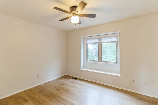 Building Photo - GREAT LOCATION IN COUNTRY CLUB!! 4 Bedroom, 3.5 Bathroom Home in Clive