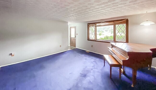 Building Photo - Charming 2-Level, 3 Bedroom 2 Bathroom Hom...