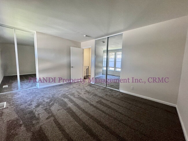 Building Photo - Updated Towhome with Washer/Dryer, Near Pa...