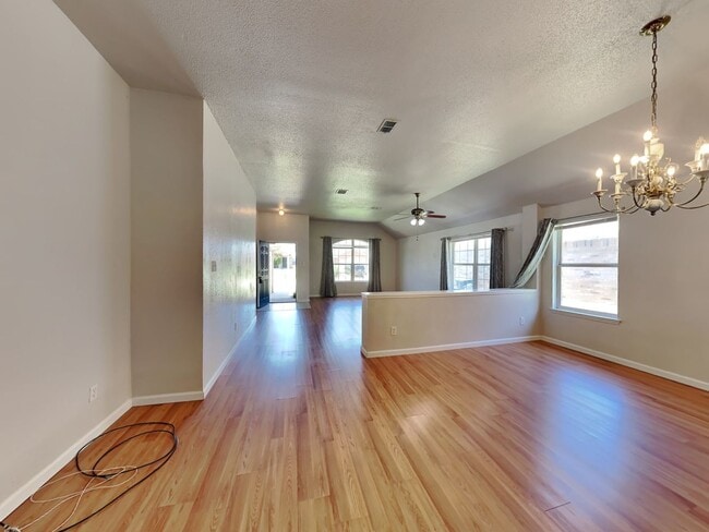 Building Photo - MOVE IN READY NOW! CHECK IT OUT!