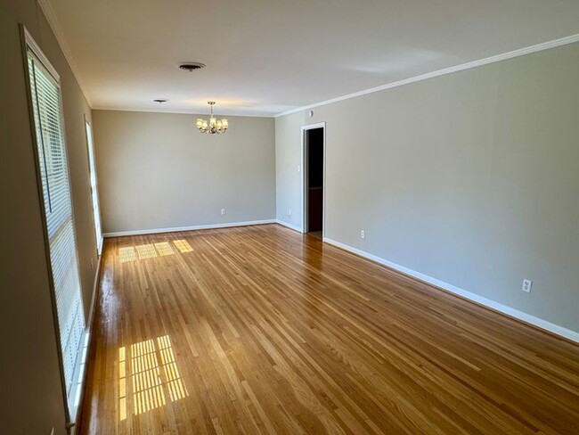 Building Photo - Cute & Cozy 3 Bedroom / 2 Bathroom in Mont...