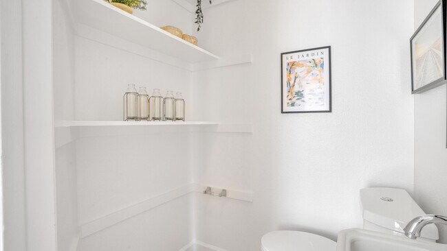Building Photo - Two Bedroom Condo in SOMA with Yard, Parking, and W/D.