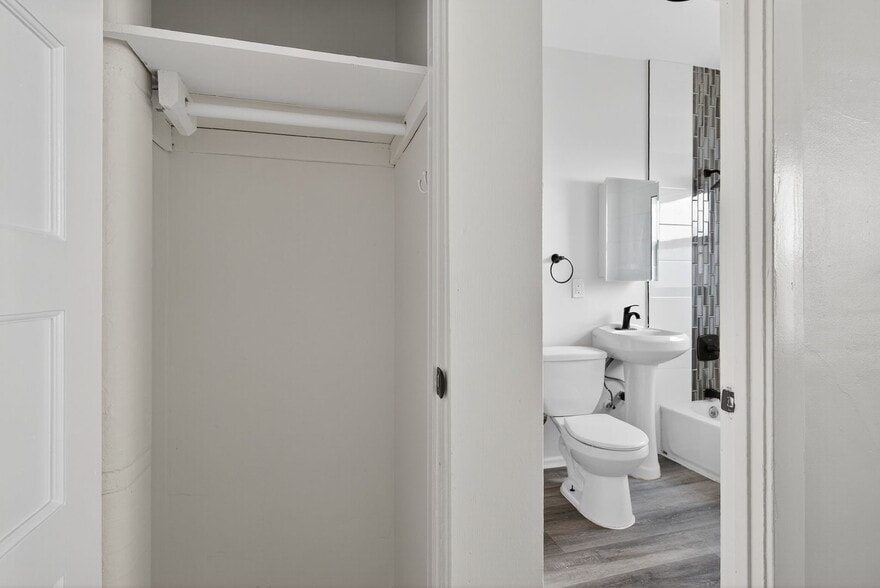 Building Photo - 915 Cherry Ave