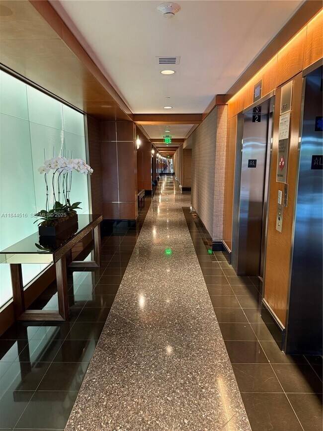 Building Photo - 5025 Collins Ave