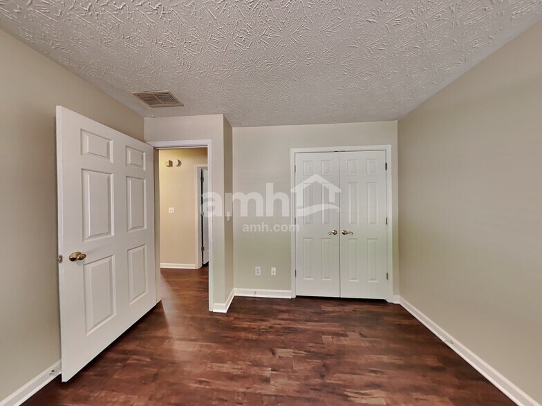Building Photo - 4960 Hopeland Dr