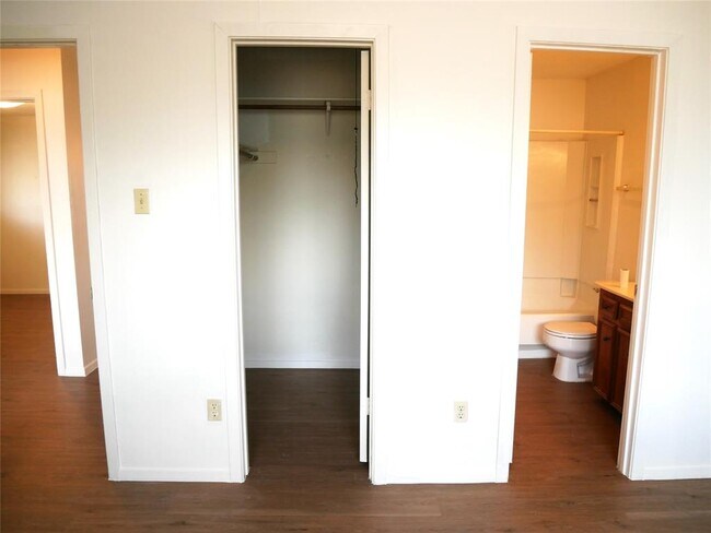 Building Photo - 2005 Old W Pl