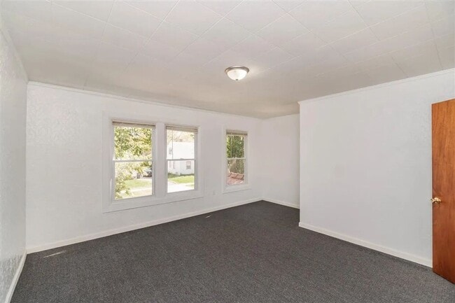 Building Photo - Charming 2 bedroom 1 bathroom townhouse