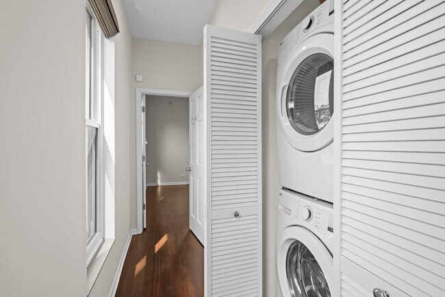 Building Photo - 876 N Hermitage Ave