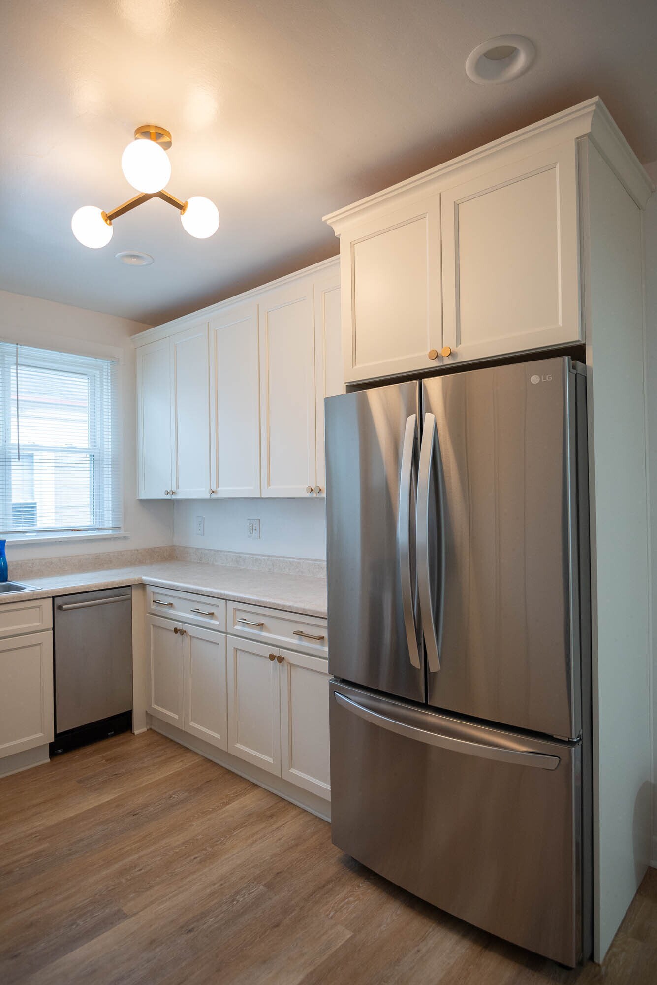 Updated kitchen appliances - 1170 Jancey St