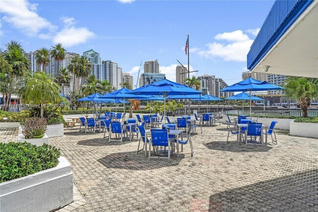 Building Photo - 999 Brickell Bay Dr