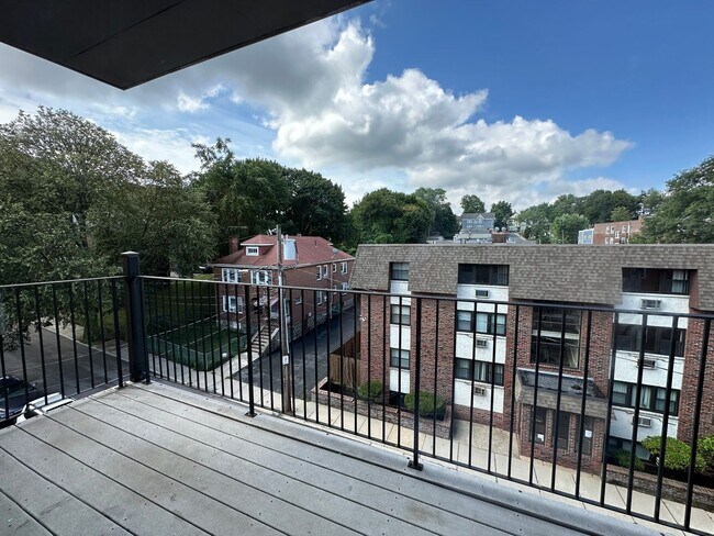 Building Photo - Large Studio - Balcony - Pool - Close to T