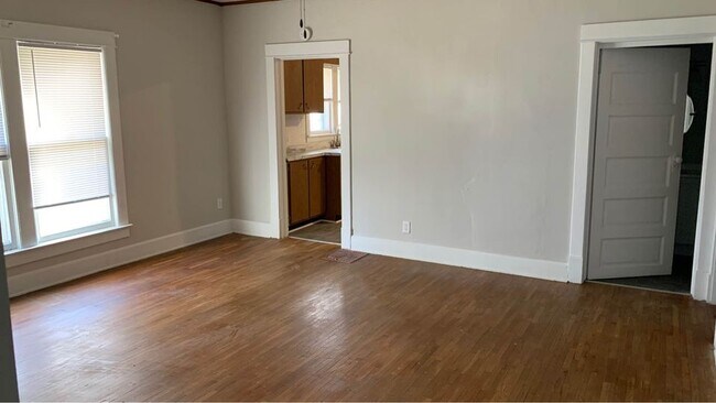 Building Photo - 313 E Newkirk St