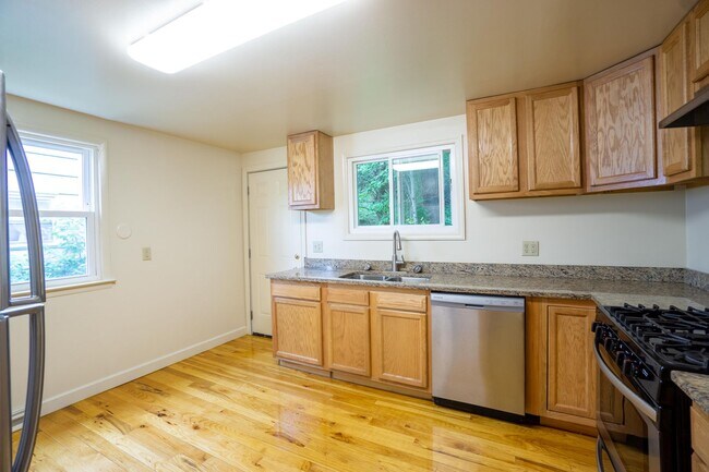 Building Photo - 3 Bedroom with New Kitchen, Bathroom and H...