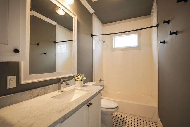 Building Photo - 907 E 25th St