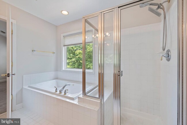 Building Photo - 805 Thicket Ct