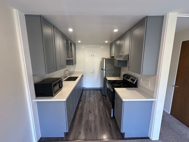 Building Photo - Beautifully Updated 2-Bedroom Unit with On...