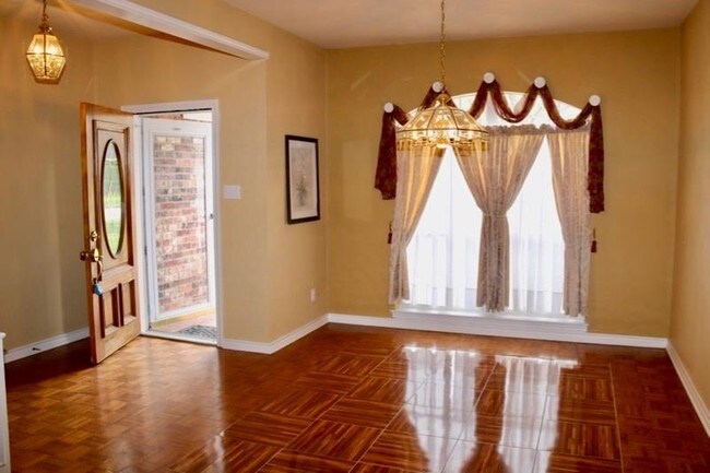 Building Photo - 903 Milroy Dr W