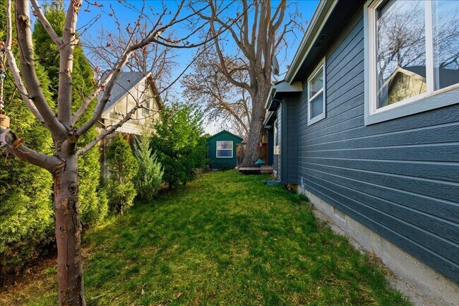 Building Photo - 3 Bedroom, 2 Bath, with 2 Car Garage Located on the Central Bench Rim