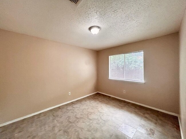 Building Photo - 2 Bedroom 2 bath in BIG COUNTRY GDN HMS