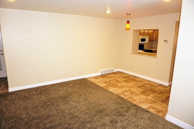 Building Photo - 330 W 700 S