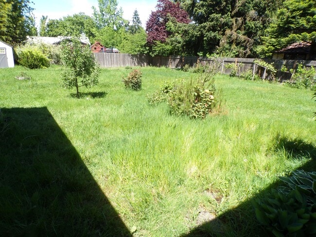 Building Photo - 11865 SW Ebberts Ct