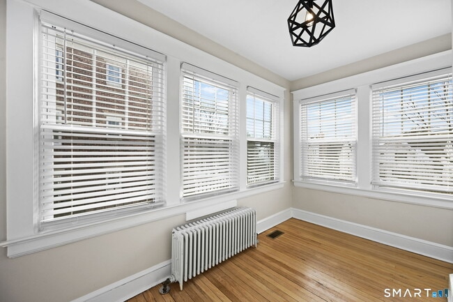 Building Photo - 218 Park St