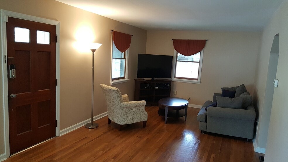 Building Photo - 31 E Lakeside Ave