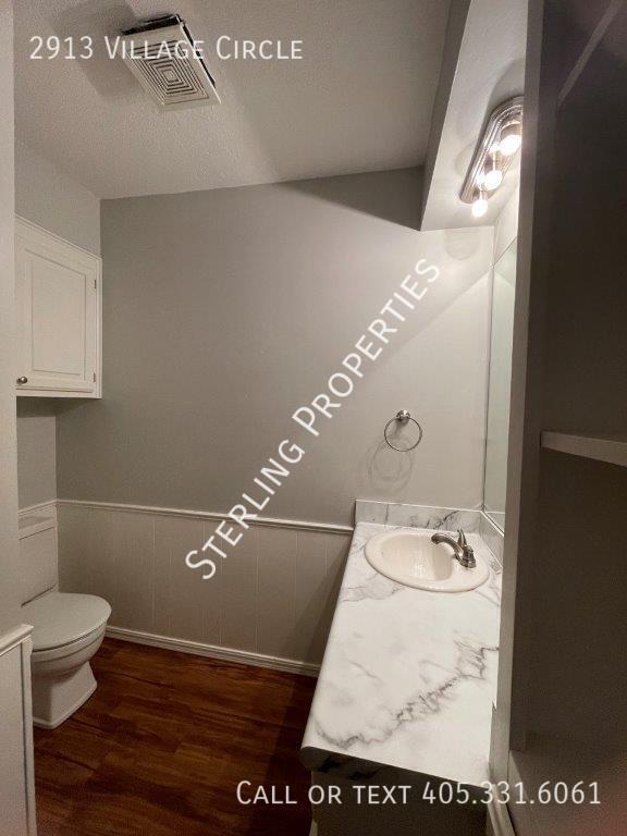 Building Photo - 2913 Village Cir