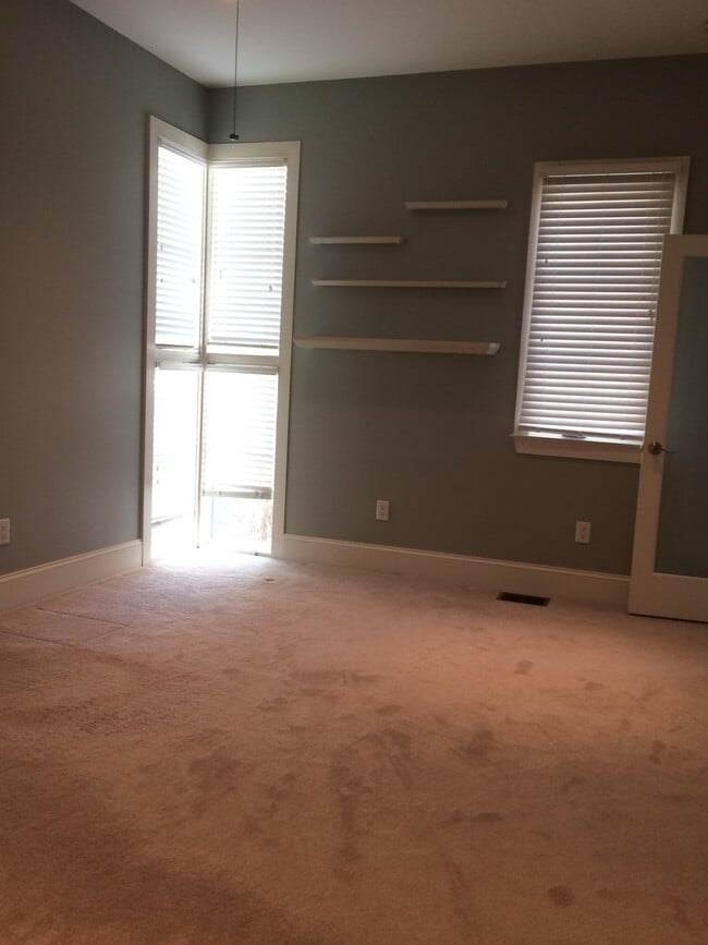 Building Photo - Luxury Unit in Trendy Midtown, Off-Street Parking, Walk to Upper King!