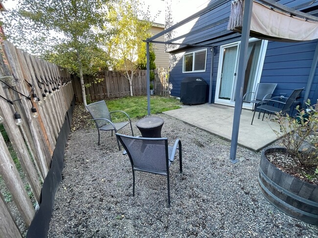 Building Photo - 527 Whitney Dr