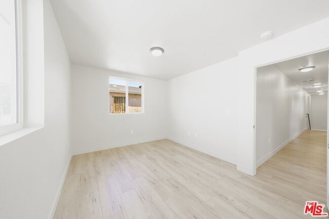 Building Photo - 737 E 82nd St