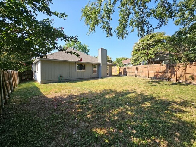 Building Photo - 2705 Francisco Dr