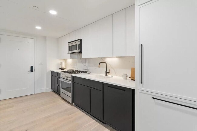Building Photo - No Brokers Fee, One Month is Rent-Free, Pe...