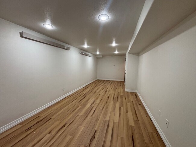 Building Photo - 4 Bedroom 3.5 Bath Townhouse Near Dell Range Blvd.